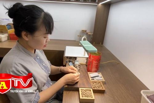 Những 'ảo thuật gia' chế tác trang sức trầm hương