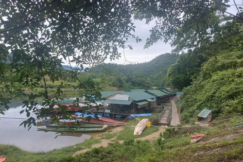 Tại đập Phà Lài xã Môn Sơn (Con Cuông, Nghệ An): Nguy hiểm rình rập, vẫn vô tư đón khách