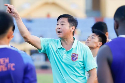 Giúp Bình Dương trụ hạng, HLV Lê Huỳnh Đức: 'Tôi không bỏ của chạy lấy người'
