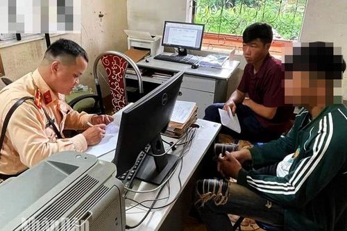 Xử lý thanh niên bốc đầu xe mô-tô rồi đăng lên mạng xã hội