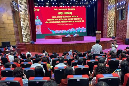 Bí thư Tỉnh ủy, Chủ tịch Ủy ban nhân dân tỉnh Hải Dương tiếp xúc, đối thoại với cán bộ thuộc lĩnh vực giáo dục và đào tạo