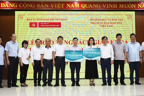 Ban Tuyên giáo Trung ương thăm, tặng sách giáo khoa cho học sinh khó khăn tại Quảng Bình