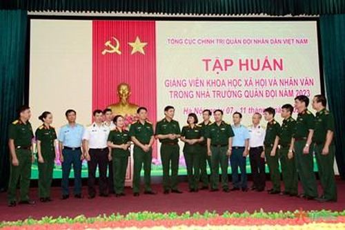 100% học viên lớp tập huấn giảng viên khoa học xã hội và nhân văn đạt điểm khá, giỏi