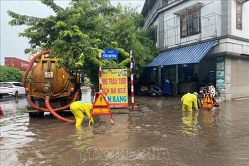 Hà Nội: Xuất hiện nhiều điểm ngập sau cơn mưa giữa trưa