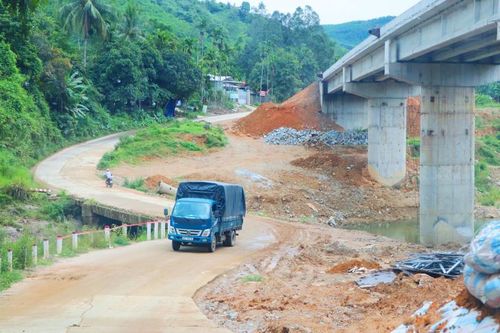 Dự án cầu sông Trường và cầu Nước Oa: Có hay không nhà thầu sử dụng nguồn đất lậu?