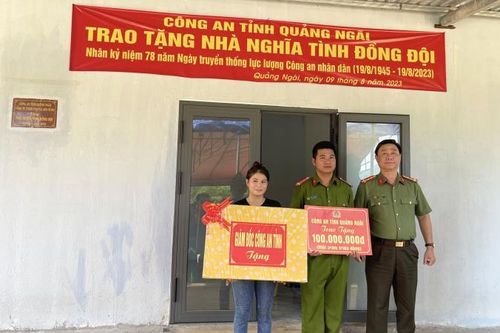 Trao tặng nhà nghĩa tình đồng đội