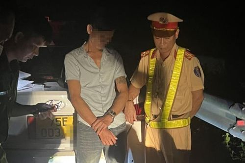 Cảnh sát giao thông Quảng Trị bắt vụ vận chuyển 6.000 viên ma túy hồng phiến trên xe taxi