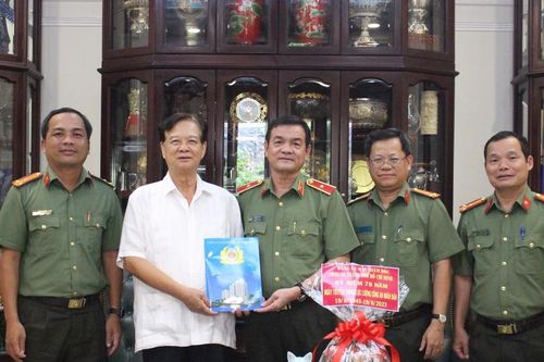 Thăm, tặng quà các đồng chí nguyên lãnh đạo Đảng, Nhà nước, Bộ Công an