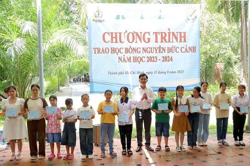 Trao hơn 100 suất học bổng Nguyễn Đức Cảnh cho học sinh