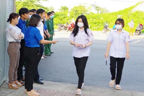 Trường học không được tự ý thay đổi đồng phục học sinh