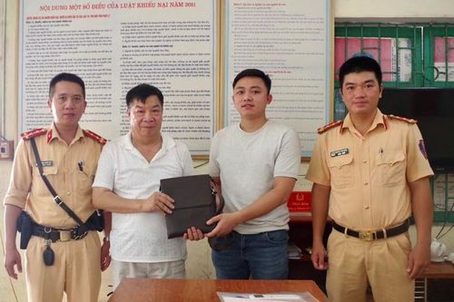 Nhặt được gần 70 triệu đồng, thanh niên trả lại người đánh rơi