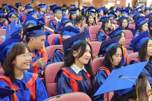 Trao bằng cho gần 400 tân cử nhân, bác sĩ đa khoa