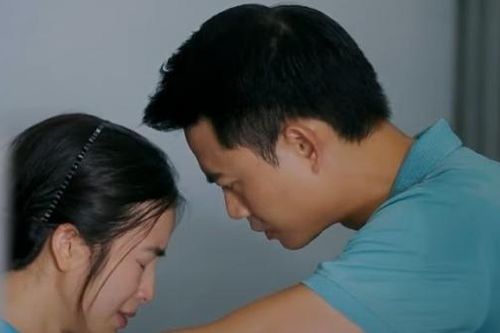 Làng trong phố tập 10: Hiếu tận mắt thấy vợ đang bên cạnh người đàn ông khác...