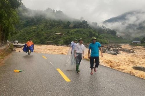 Giao thông khó khăn trên nhiều tuyến đường do tình trạng sạt lở