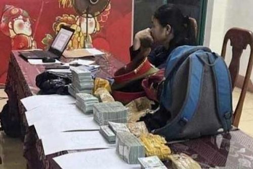 1 phụ nữ vận chuyển trái phép 410.000 USD bằng xe khách