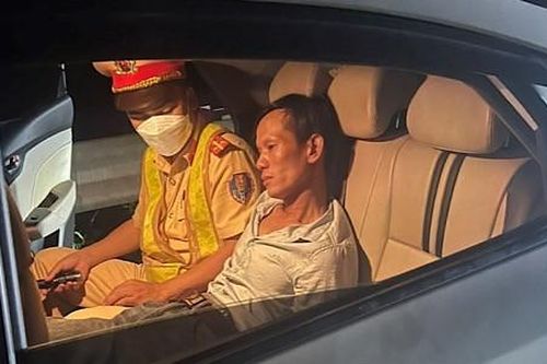 Bắt quả tang đối tượng đi taxi mang 6.000 viên ma túy vào Huế