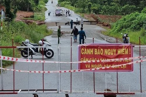 Lâm Đồng chỉ đạo sơ tán người dân ra khỏi khu vực có nguy cơ sạt lở trên tuyến đường tránh TP Bảo Lộc