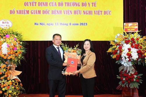 Bộ trưởng Đào Hồng Lan trao quyết định cho tân Giám đốc Bệnh viện Hữu nghị Việt Đức
