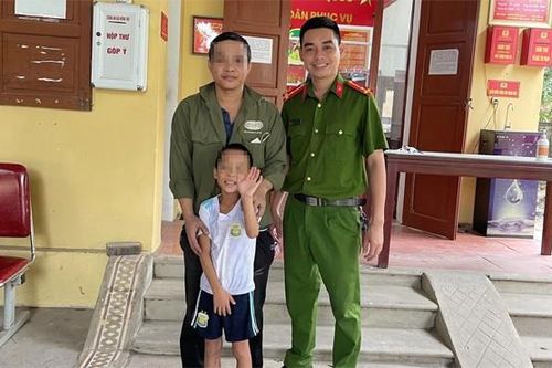 Bé trai khuyết tật lạc đường được công an giúp đỡ