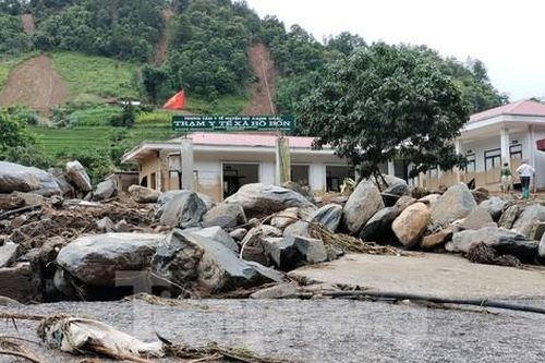 Ngổn ngang đất đá sau lũ quét ở trạm y tế ở Mù Cang Chải