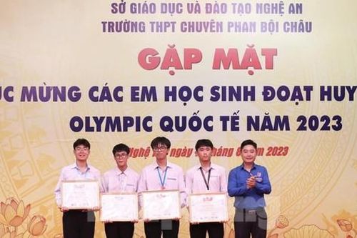 Nghệ An thưởng hơn 600 triệu đồng cho thầy trò giành huy chương quốc tế