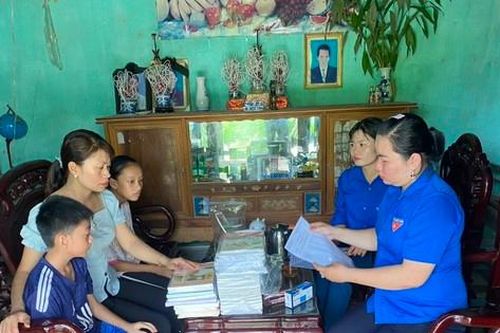 Công ty Tiền Phong tặng sách vở, đồ dùng học tập cho hai bé mồ côi bước vào năm học mới