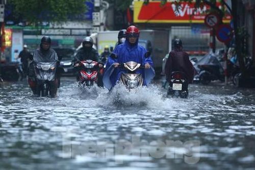Bị mưa lớn 'đánh úp' giữa trưa, nhiều tuyến phố Hà Nội ngập sâu đến chiều