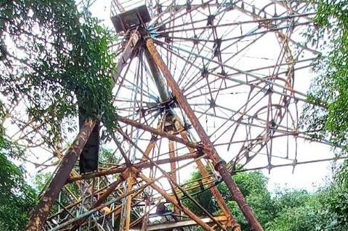 Tháo dỡ 'vòng quay mặt trời' gỉ sét tại Công viên Tuổi trẻ