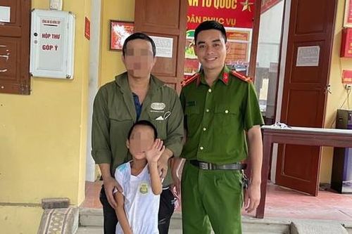 Cán bộ công an xử lý vết thương, đưa cháu bé khuyết tật bị lạc về tận nhà