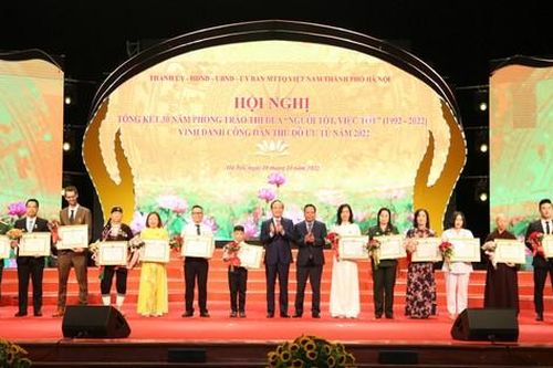 Chủ tịch Hà Nội tặng danh hiệu 'Người tốt việc tốt' cho 129 cá nhân