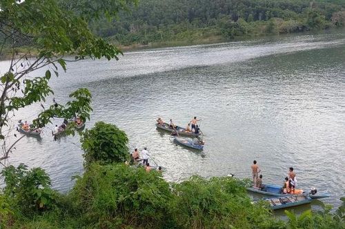 Lật ghe trên hồ thủy điện, 1 em nhỏ tử vong, 1 người mất tích