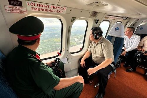 Thủ tướng đi trực thăng thị sát tình hình sạt lở Đồng bằng sông Cửu Long