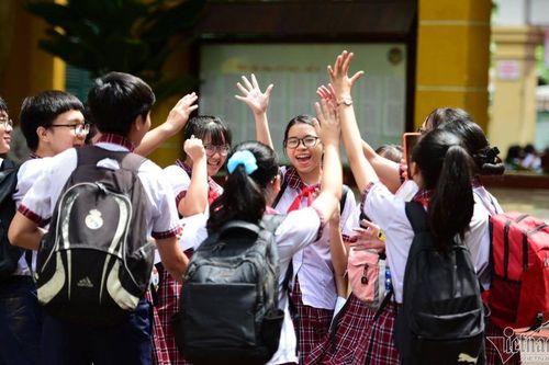 Tranh cãi gay gắt chuyện trường học yêu cầu đồng phục cả... balo