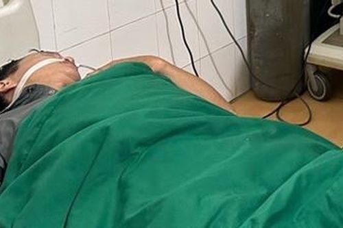 Hai bố con nhập viện sau khi ăn canh gà nấm