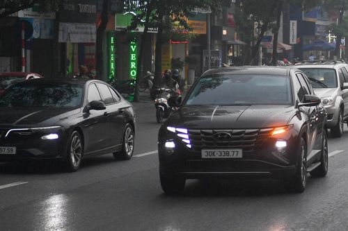 Trời Hà Nội âm u từ sáng đến trưa, ô tô bật đèn di chuyển