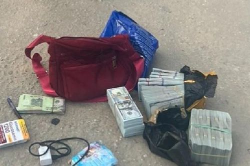 Tuần tra trên tuyến, cảnh sát phát hiện hơn 400.000 USD 'đi' xe khách