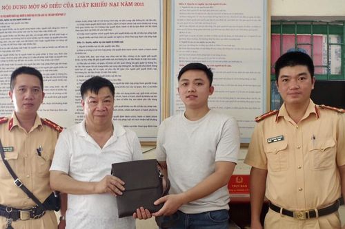 Nhặt được túi tiền 68 triệu tìm CSGT trả lại người đánh rơi
