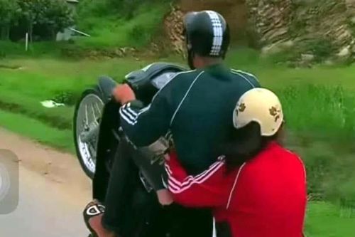 Thiếu niên chở bạn gái 'bốc đầu' xe máy chạy trên quốc lộ