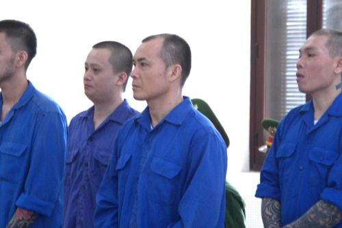 Tuyên phạt nhóm côn đồ vào quán bar đánh người, giành bàn