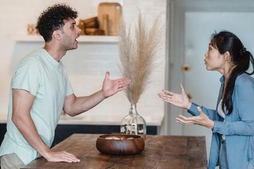 Ngày khởi công nhà, chồng bỗng đưa tờ cam kết ép tôi ký tên
