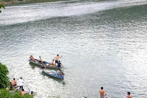 Lật ghe trên lòng hồ thủy điện, 2 người chết và mất tích