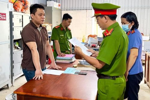 Tống đạt Quyết định khởi tố, bắt tạm giam đối tượng lừa đảo chiếm đoạt 600 triệu đồng