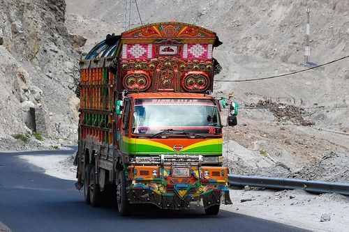 Bí ẩn những chiếc xe tải trang trí sặc sỡ ở Pakistan