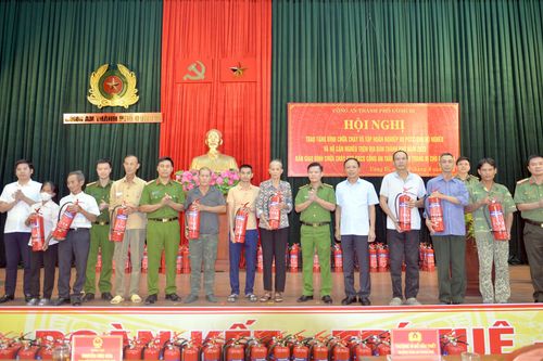 Quảng Ninh tặng bình chữa cháy cho hộ nghèo, hộ cận nghèo