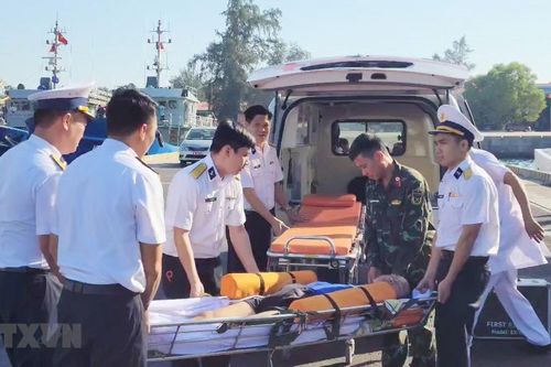Kịp thời đưa ngư dân bị bệnh từ Trường Sa vào đất liền để điều trị