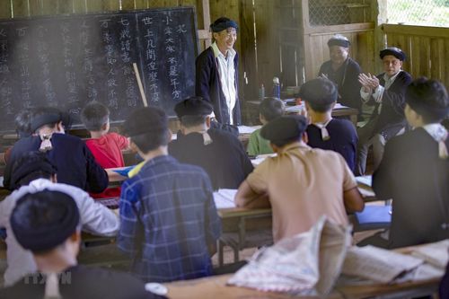 Người bảo tồn và truyền dạy chữ Nôm-Dao cổ ở Hòa Bình
