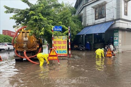 Hà Nội: Xuất hiện nhiều điểm ngập sau cơn mưa giữa trưa