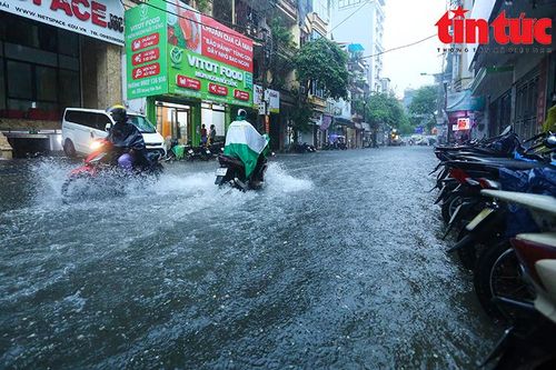 Mưa 'trắng trời' vào buổi trưa, nhiều tuyến phố Hà Nội ngập sâu