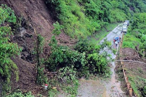 Sạt lở gây ách tắc giao thông cục bộ tại huyện Mường La, Sơn La
