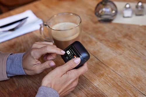 JBL giới thiệu tai nghe không dây với hộp sạc 'độc' chưa từng có